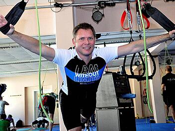 Wolfram Maurer ist nicht nur beim Schwimmen, Laufen und Radfahren motiviert, sondern zeigt auch beim begleitenden Kraft-, Koordinations- und Beweglichkeitstraining vollen Einsatz. Fotos: Karl Heinz Weber
