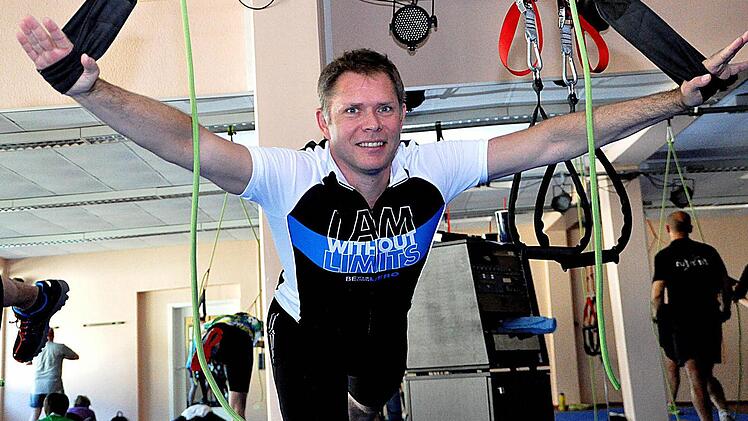 Wolfram Maurer ist nicht nur beim Schwimmen, Laufen und Radfahren motiviert, sondern zeigt auch beim begleitenden Kraft-, Koordinations- und Beweglichkeitstraining vollen Einsatz. Fotos: Karl Heinz Weber
