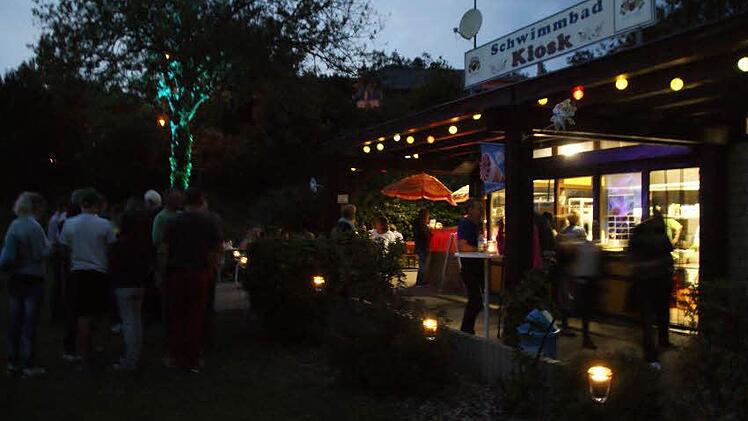 Romantische Illumination, eine Cocktailbar und Leckerbissen aus dem Schwimmbad-Kiosk machten den Kinosommer zu einem rundum gelungenen Erlebnis.