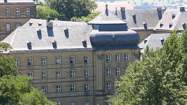 Banzer Dachlandschaften: Vor zwei Jahren ließ die Hanns-Seidel-Stiftung die Dächer dämmen, um Energie zu sparen. Jahr für Jahr investiert die Stiftung viel Geld, um das Gesamtkunstwerk Banz als Bildungszentrum lebendig zu erhalten.