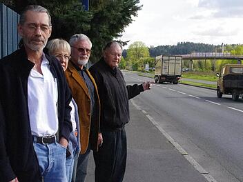 Auf der einen Seite der Bundesstraße 85 wohnen (v. l.) Christof Daum, Eva Daum, Odilo Heinrich Rebhan und Rudi Daum. Auf der anderen Seite soll am Ortsende von Stockheim ein umstrittenes Schnellrestaurant entstehen. Fotos: Marco Meißner
