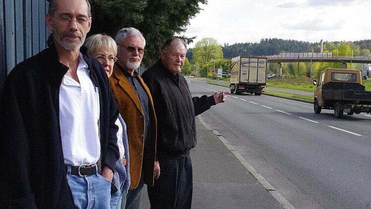 Auf der einen Seite der Bundesstraße 85 wohnen (v. l.) Christof Daum, Eva Daum, Odilo Heinrich Rebhan und Rudi Daum. Auf der anderen Seite soll am Ortsende von Stockheim ein umstrittenes Schnellrestaurant entstehen. Fotos: Marco Meißner