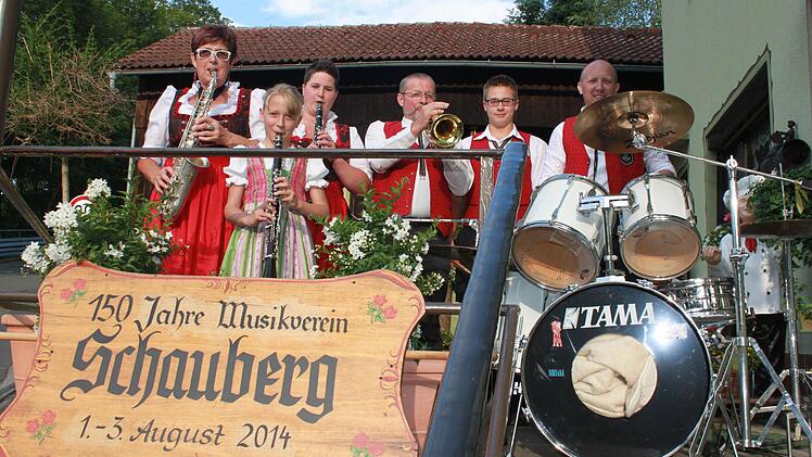 Zweimal drei Generationen in einem Musikverein (von links): Antje und Laura Steiner, Kerstin Lösch, deren Vater Hans Becker, ihr Sohn Marvin Kröller und Torsten Steiner. Foto: Corinna Igler