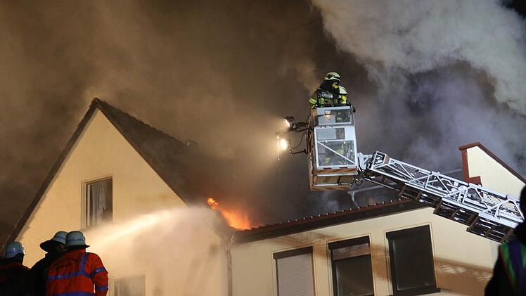 In Grub am Forst (Landkreis Coburg) brannte in der Nacht auf Montag ein Mehrfamilienhaus. Foto: Michael Stelzner