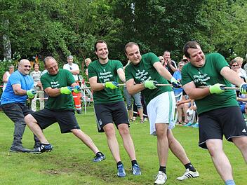Das Siegerteam aus Aicha r&uuml;stet sich zum Tauziehen gegen die Gastkinder aus der Ukraine. Foto: Manja von Nida