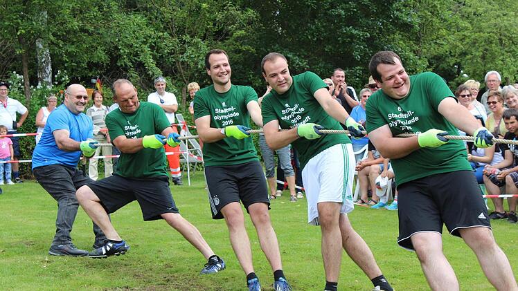 Das Siegerteam aus Aicha r&uuml;stet sich zum Tauziehen gegen die Gastkinder aus der Ukraine. Foto: Manja von Nida