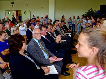 Schüler der Hammelburger Mittelschule zeigten bei ihrem Auftritt zur Verleihung der Auszeichnungen des europäischen Schülerwettbewerbs ihr Können.  Foto: Gerd Schaar