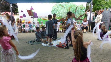 Mit sehr farbenfrohen und fantastischen Kost&uuml;men zeigten die Kinder mit Begeisterung verschiedene M&auml;rchen.  Foto: Peter Frosch