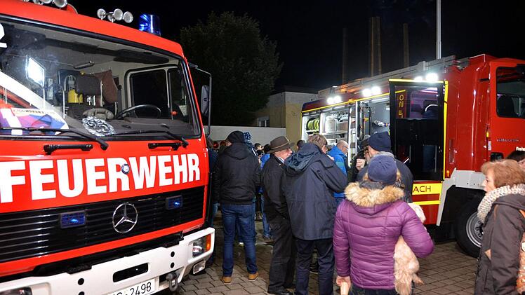 Bei der Übergabe des neuen HLF 20 Fahrzeugs. Peter Rauch