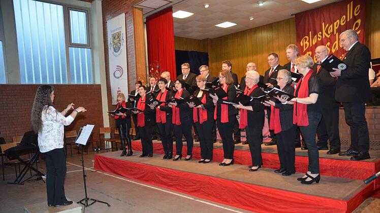 Der Gesangverein Ebersdorf bei Ludwigsstadt unter Leitung von Karina Klaumünzner beim Osterkonzert dieses Jahres. Der Chor lädt zum 125. Jubiläum ein. Foto: Karl-Heinz Hofmann