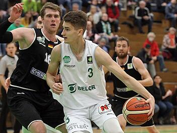 Das Baunacher Talent Henri Drell (rechts) zieht am Trierer Till Gloger vorbei. Foto: sportpress