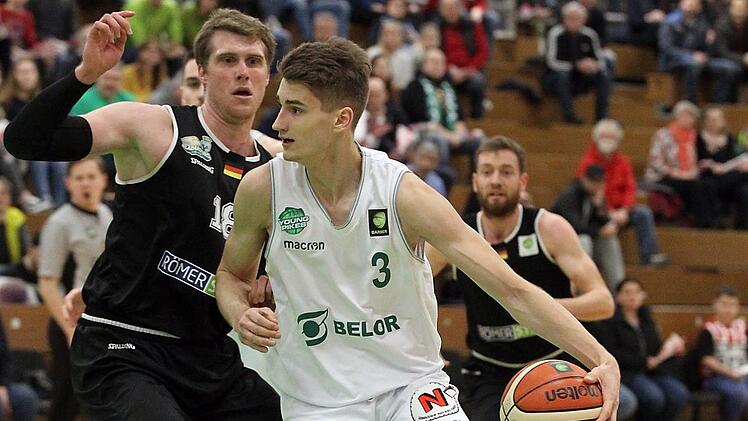 Das Baunacher Talent Henri Drell (rechts) zieht am Trierer Till Gloger vorbei. Foto: sportpress