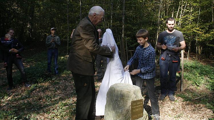 Dem &auml;ltesten und dem j&uuml;ngsten Mitglied der Wald- und Ma&szlig;korporation, Ruprecht von Butler und Jakob Florsch&uuml;tz, blieb es vorbehalten, den Gedenkstein an das 150-j&auml;hrige Bestehen der Vereinigung zu enth&uuml;llen. Foto: Martin Rebhan
