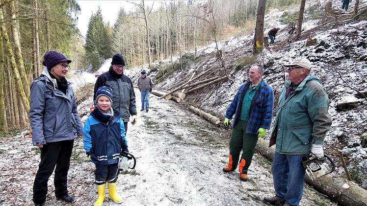 Brotzeit ist wichtig bei solchen Aktionen: Dafür sorgte Sibylla Naumann, hier mit ihrem Sohn Jonas und Ehemann Matthias, der als "Wirsberger Bäckerfreund" auch kräftig mithalf. Rechts Vorsitzender Gerhard Gutheil und Gottfried Luthardt. Foto: Werner Reißaus