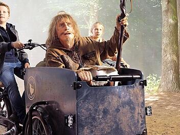 In den 1970er Jahren z&auml;hlte Richard Carpenters "Catweazle" mit Geoffrey Bayldon in der Titelrolle zu den erfolgreichsten britischen Serien der BBC und auch in Deutschland erreichte die Serie Kult-Status. Nun schl&uuml;pft Otto Waalkes f&uuml;r die erste Kinoadaption in die Rolle des aus dem Mittelalter stammenden Magiers.