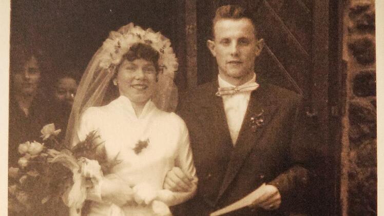 Anneliese und Joachim Jacob bei ihrer Hochzeit in Berlin am 1. Dezember 1956.