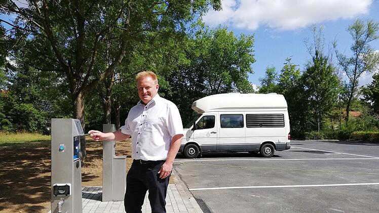 Matthias Klement ist froh über die neuen Stellplätze für Wohnmobile im Markt Maßbach. Foto: Heike Beudert