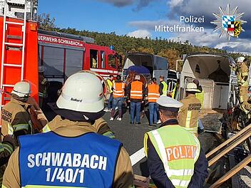 Unfall auf A6 bei Schwabach: Pferdeanhänger rollt nach Kollision mit Lkw alleine weiter