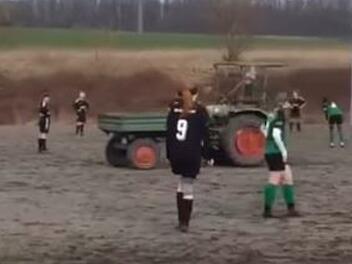 SV Friesenhausen: Traktor fährt plötzlich über Fußballplatz - mitten im Spiel