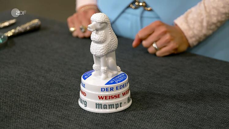 Der weiße Porzellan-Pudel, ein Werbemittel für Mampe Hamburg aus der Zeit zwischen 1933 und 1960, wurde auf 100 bis 250 Euro geschätzt. Fabian Kahl bezahlte 190 Euro dafür.