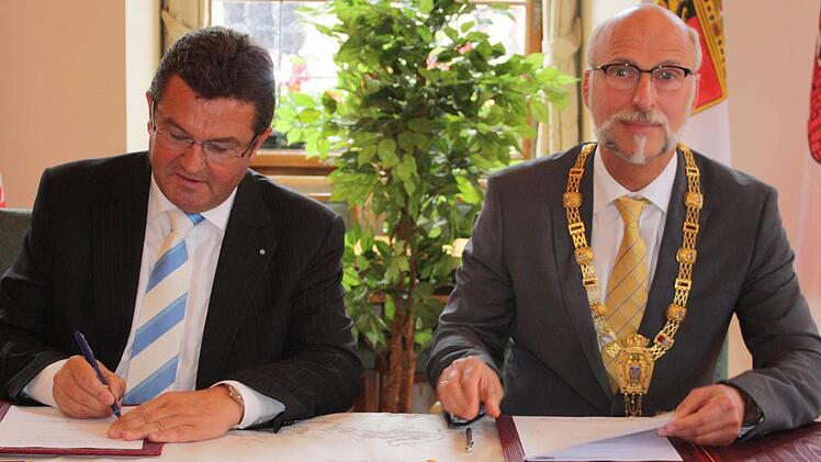 Staatssekretär Franz Josef Pschierer (links) und  OB Kay Blankenburg bei der Unterzeichnung des neuen Konsortialvertrages im  Bad Kissinger Rathaus.   Foto: Bartl (7)