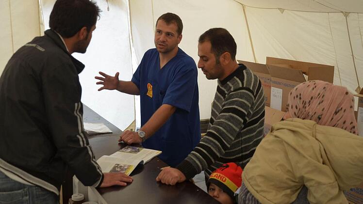 Sebastian Wetzel mit Dolmetscher bei der Medikamentenausgabe.