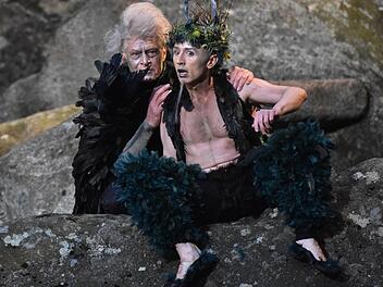 Elfenkönig Oberon (Rüdiger Joswig, li.) und sein Kobold Puck (Michael Kargus) auf der Felsenbühne der Luisenburg Fotos: Luisenburg-Festspiele/Harald Dietz, SFF Fotodesign
