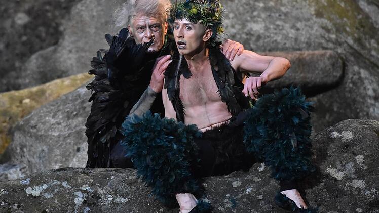 Elfenkönig Oberon (Rüdiger Joswig, li.) und sein Kobold Puck (Michael Kargus) auf der Felsenbühne der Luisenburg Fotos: Luisenburg-Festspiele/Harald Dietz, SFF Fotodesign