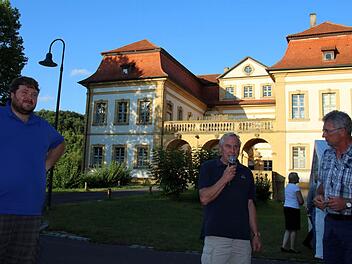 Beim Sommerfest der Freien Wählergruppe "Bürgerblock" Seßlach ging es am vergangenen Freitag um die Zukunft des Heilgersdorfer Schlosses. In der von Jürgen Schramm (rechts) und Pfarrer Tobias Knötig (links) geführten Diskussion sprachen sich viele Vereinsvertreter wie Erwin Steinert (Bildmitte) vehement dafür aus, das Schloss für die Dorfgemeinschaft zu erhalten. Foto: Bettina Knauth