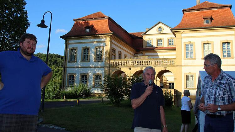 Beim Sommerfest der Freien Wählergruppe "Bürgerblock" Seßlach ging es am vergangenen Freitag um die Zukunft des Heilgersdorfer Schlosses. In der von Jürgen Schramm (rechts) und Pfarrer Tobias Knötig (links) geführten Diskussion sprachen sich viele Vereinsvertreter wie Erwin Steinert (Bildmitte) vehement dafür aus, das Schloss für die Dorfgemeinschaft zu erhalten. Foto: Bettina Knauth