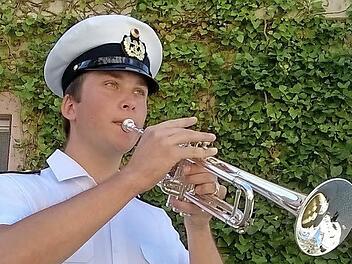 Maximilian Hollendonner aus Steinwiesen spielt beim Marinemusikkorps Kiel Trompete. Ab Donnerstag wirkt er bei den Konzerten im Pavillon auf der Hofwiese mit.  Foto: Friedwald Schedel