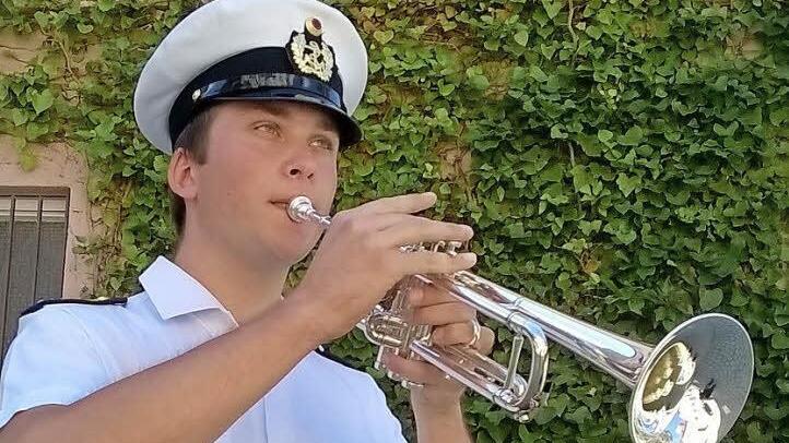 Maximilian Hollendonner aus Steinwiesen spielt beim Marinemusikkorps Kiel Trompete. Ab Donnerstag wirkt er bei den Konzerten im Pavillon auf der Hofwiese mit.  Foto: Friedwald Schedel