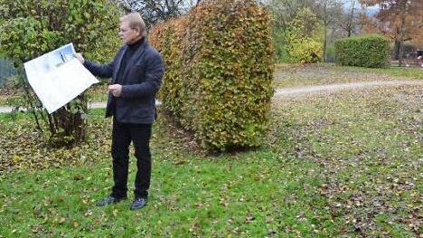 Bürgermeister Wolfgang Beiergrößlein zeigt den Standort der zukünftigen Friedenskapelle auf dem LGS- Gelände in Kronach. Foto/Repro: eh
