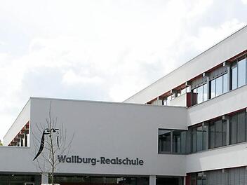 Die Wallburg-Realschule in Eltmann wurde durch den Kreis Haßberge generalsaniert. Im Zuge der Arbeiten wurde auch das Brandschutzkonzept erweitert und angepasst. Der Bauausschuss des Eltmanner Stadtrates stimmte dem geänderten Brandschutzkonzept zu.  Foto: sw/Archiv