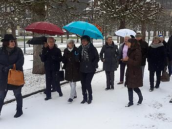 Einen interessanten Rundgang durch das Staatsbad erlebten die Mitglieder der Bad Brückenauer Senioren-Union. Für die Informationen aus erster Hand war dabei Bettina Lange (vorn rechts) von der Staatlichen Kurverwaltung zuständig. Foto: Rolf Pralle