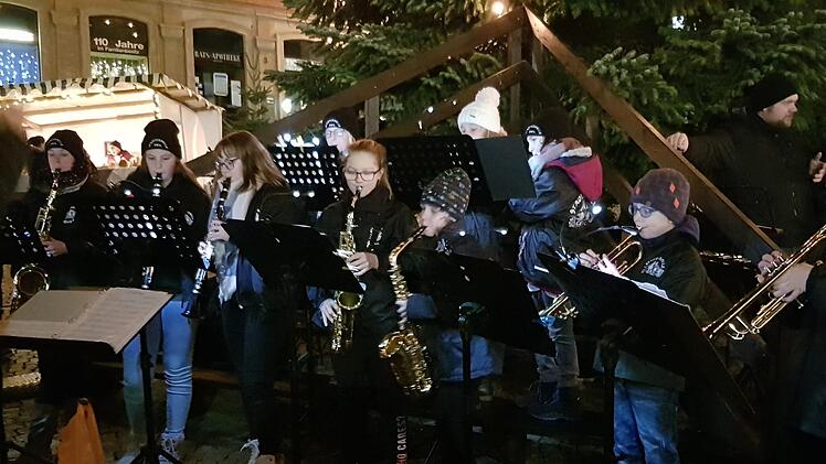 Junge Musiker bereicherten den Weihnachtsmarkt mit ihren Darbietungen.  Fotos: Brigitte Krause