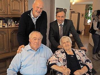 Bürgermeister Gerald Brehm (links oben) und Landrat Alexander Tritthart gratulierten dem Ehepaar zur diamantenen Hochzeit.  Foto: T. Schiffl