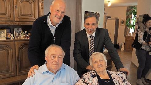 Bürgermeister Gerald Brehm (links oben) und Landrat Alexander Tritthart gratulierten dem Ehepaar zur diamantenen Hochzeit.  Foto: T. Schiffl