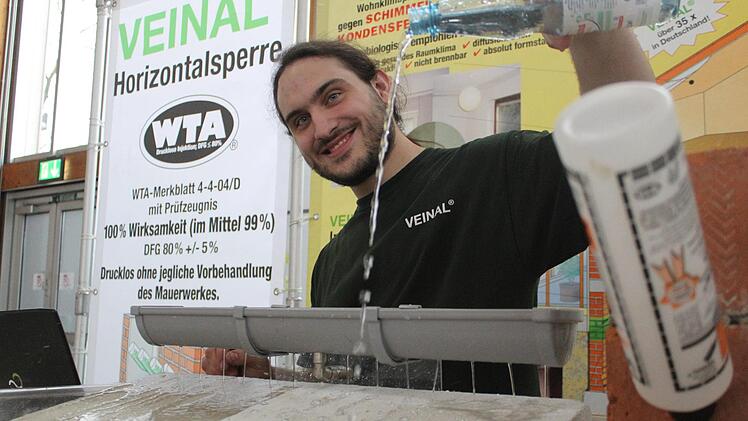 Christian Demuth geht gegen Nässe vor. Den von ihm behandelten Steinen macht Feuchtigkeit nichts mehr aus. Foto: Markus Häggberg