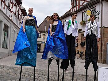 Stelzenläufer am Sonntag in der Hauptstraße: Nach der "Phantasie" folgen beim Kulturfestival im kommenden Jahr die "Glückssachen" als Thema .  Fotos: Birgit Jentsch und  Bernhard Panzer