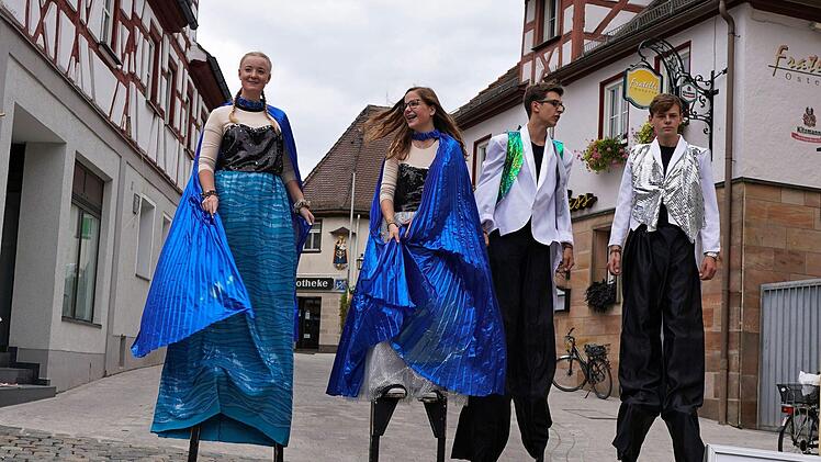 Stelzenläufer am Sonntag in der Hauptstraße: Nach der "Phantasie" folgen beim Kulturfestival im kommenden Jahr die "Glückssachen" als Thema .  Fotos: Birgit Jentsch und  Bernhard Panzer
