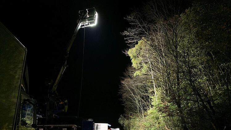 Der Lkw-Unfall auf der A3 sorgte f&uuml;r komplizierte Bergungsarbeiten in der Nacht. Foto: News5/H&ouml;fig