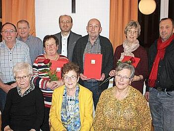 Sechs Frauen und ein Mann wurden für 40 bzw. 50 Jahre Treue zur SPD in Theisenort ausgezeichnet.  Foto: K.- H. Hofmann