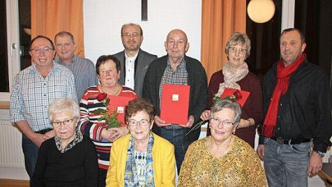 Sechs Frauen und ein Mann wurden für 40 bzw. 50 Jahre Treue zur SPD in Theisenort ausgezeichnet.  Foto: K.- H. Hofmann
