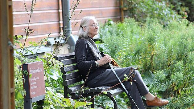 Die Lewy-Körper-Demenz tritt meist nach dem 65. Lebensjahr auf und zeigt verschiedene Symptome.