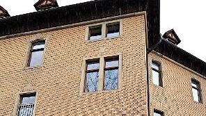 An diesem Haus in der Kissinger Frühlingstraße werden Nisthilfen für Mauersegler angebracht.