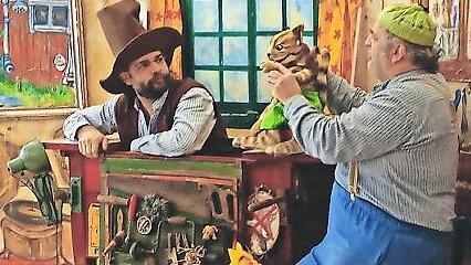 Das Theater Kuckucksheim war mit dem St&uuml;ck &bdquo;Pettersson kriegt Weihnachtsbesuch&ldquo; zu Gast in der Grundschule.