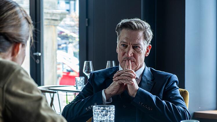 Kommissarin Cris Blohm (Johanna Wokalek) ist sich nicht sicher, was sie vom Rechtsanwalt August Schellenberg (Tobias Moretti) halten soll.