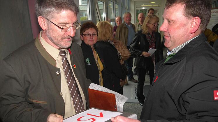 Jürgen Angermüller (rechts) überreicht einen Ordner mit 1508 Unterschriften gegen das "Grüne Band" an Landrat Michael Busch. Foto: Berthold Köhler