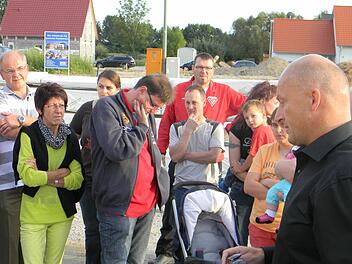 Verärgerte Bauherren und ein betretener Bürgermeister Schwarzmann (r.). Im neubaugebiet Schottwiesen sollen übergangsweise Schulbusse rollen. Die Anwohner wollen das nicht. Foto: Sonja Lengenfelder